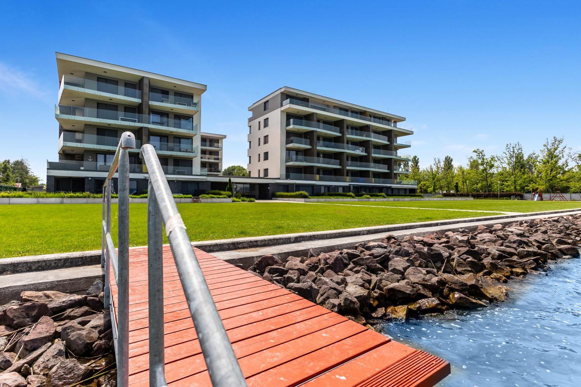 Lake Side Luxury Steps To The Lake Lela - Happy Rentals 발라톤엘 외부 사진
